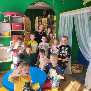 Bērni gatavo grāmatas par godu "Latvijas grāmatai 500"