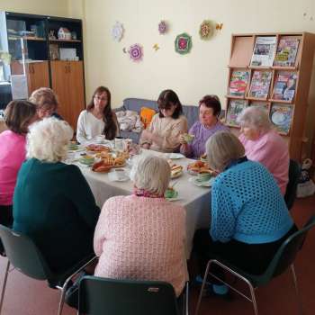 Aizvadīta saulainie&scaron;u tik&scaron;anās ar sociālā centra speciālistēm