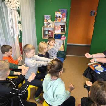 Ikmēne&scaron;a bibliotēkas stunda pirmsskolas vecuma bērniem