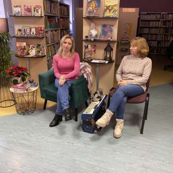 Tik&scaron;anās ar rakstnieci Andru Ru&scaron;mani-Vēju Codes bibliotēkā