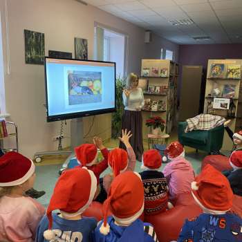 Codes bibliotēkā aizvadīta tik&scaron;anās ar rakstnieci un dzejnieci Eviju Gulbi