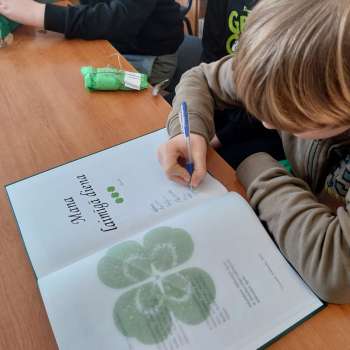 Bērnu rakstītās grāmatiņas "Mana laimīgā diena" atvēr&scaron;ana