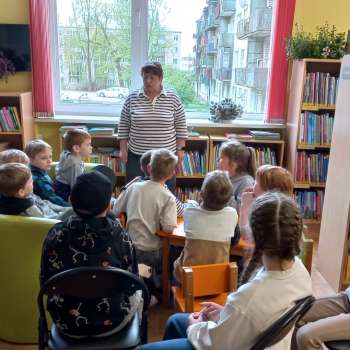 Pirmklasnieki iepazīst Iecavas bērnu bibliotēku