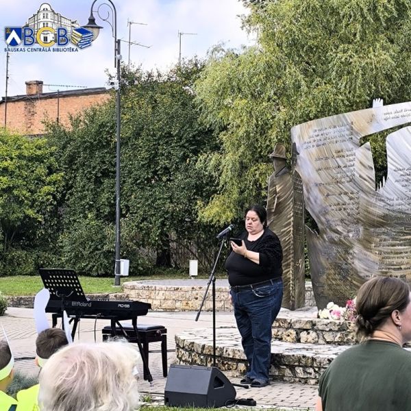 Dzeja Saules dārzā