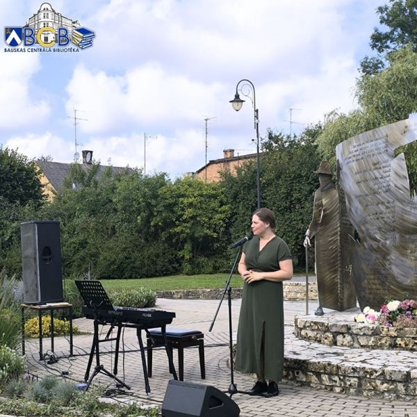 Dzeja Saules dārzā