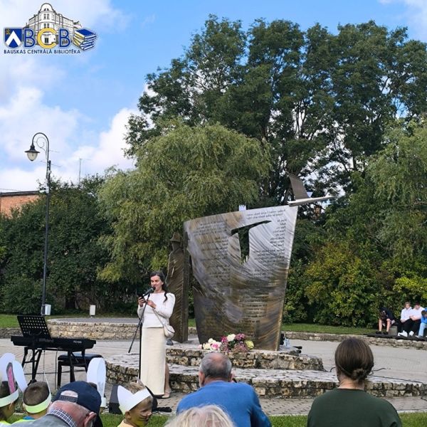 Dzeja Saules dārzā