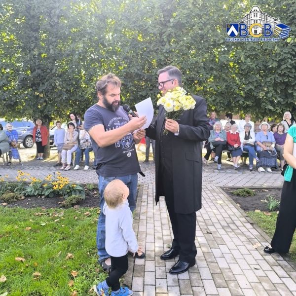 Dzeja Saules dārzā