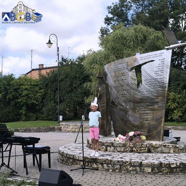 Dzeja Saules dārzā