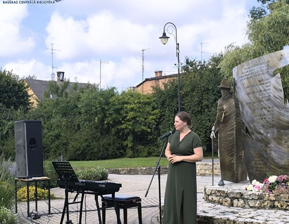 Dzeja Saules dārzā