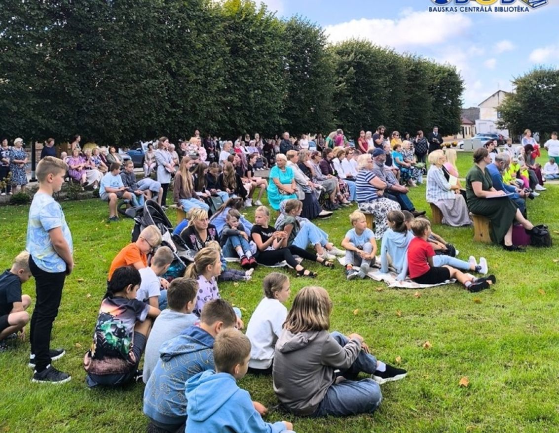 Dzeja Saules dārzā